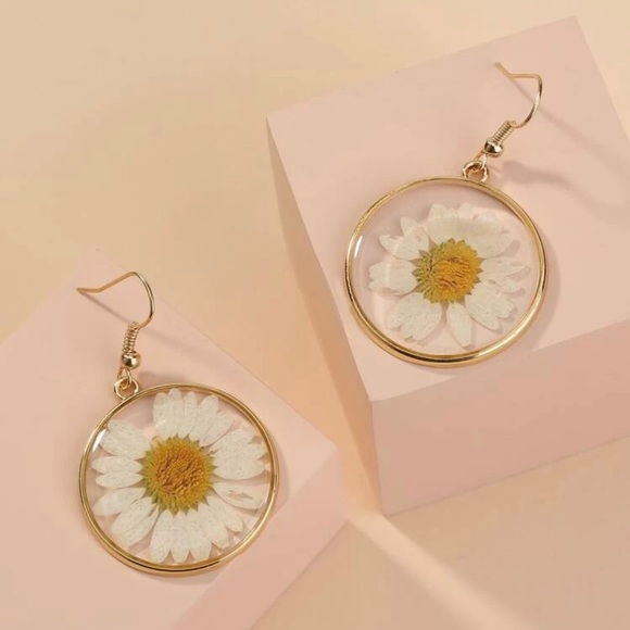 3/$30 💛 Sunflower Drop Earrings - Picture 2 of 4